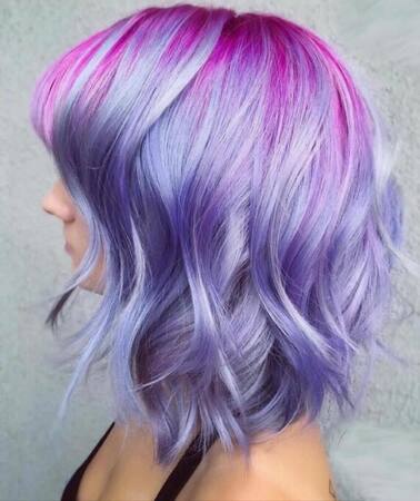 Frau mit modernem Bob-Haarschnitt in pastellfarbenem Lila und Pink Ombre-Haarfarbe.