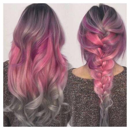 Langes Haar mit rosa und grauen Ombré-Farben, offen und als Flechtfrisur gestylt.