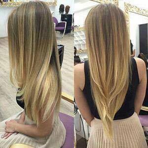 Frau mit glatten, langen blonden Haaren im modernen Friseursalon von hinten und seitlich.