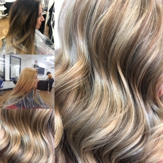 Frau mit Balayage blondierten Haaren vor und nach dem Friseurbesuch im Salon.